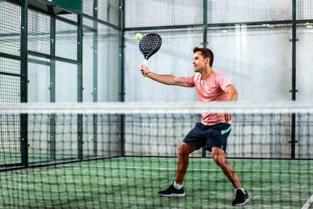 tren olahraga padel dan perbedaannya dengan tenis