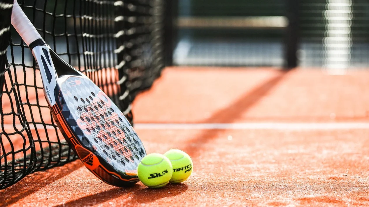 Tren Olahraga Padel, Apa Bedanya dengan Tenis?