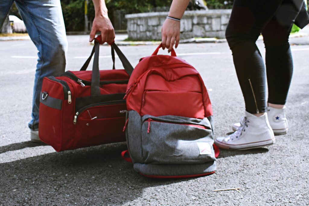 mengemas barang untuk liburan