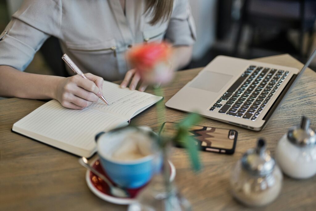 Seorang Content Writer Memanfaatkan AI Untuk Content Writing