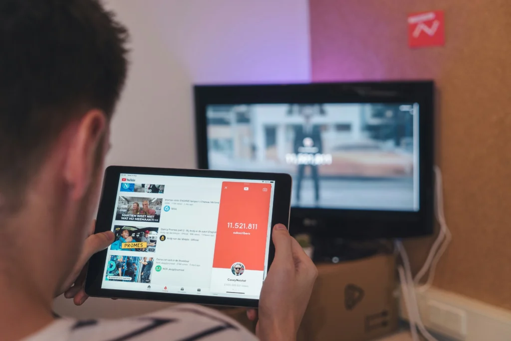Foto seseorang sedang menggunakan Youtube 
